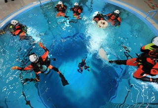 深さ７メートルの潜水プールで訓練に励む隊員たち＝西宮市津門大塚町、西宮消防署