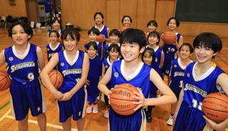 初の全国大会に挑む西宮浜シーガルズの選手たち＝西宮市西宮浜４、西宮浜義務教育学校（撮影・吉田敦史）