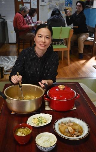 作家の石田香織さん（中央）らが提供する手作り料理「そらンチ」が利用者に好評の地域活動支援センター「そらにくも」＝西宮市市庭町