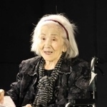 小林多喜二の母を一人語りで演じる河東けいさん＝尼崎市潮江１