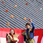 中山寺の星祭節分会で、勢いよく豆をまく能見篤史さん（右）と山崎晴恵市長＝宝塚市中山寺２