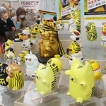 トラをかたどった貯金箱が並ぶ会場＝尼崎市西本町北通３