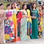 伝統衣装のアオザイを着て登場したベトナム人女性ら＝尼崎市神田中通１、中央公園