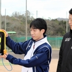 導入されたスポーツタイマーについて陸上競技部の部員から説明を受ける斎藤元彦知事（右）＝川西緑台高校