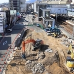 社会実験の実施を検討しているＪＲ芦屋駅南の東西道路と工事中のロータリー部分＝芦屋市船戸町