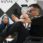 車いすに乗ったポルトガル出身のダンサー。直角を表現する「タット」を披露した＝伊丹市藤ノ木１、イオンモール伊丹