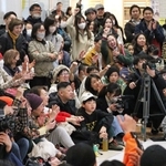 ダンサーに声援を送る観客＝伊丹市藤ノ木１、イオンモール伊丹