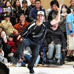 大勢の観客が見守る中、決勝戦でダンスを披露するドイツ出身のＶＥＨＢＩさん＝伊丹市藤ノ木１