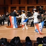 なじみ深い楽曲の演奏とパフォーマンスで盛り上げる県警音楽隊員ら＝県立芸術文化センター
