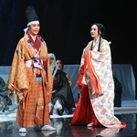 演劇「吉野山・雪の別れ」で源義経を演じる１１０期の山本ゆりさん（左）と静御前役のの溝口薫子さん（右）＝宝塚市栄町１、宝塚バウホール（撮影・吉田敦史）