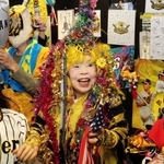 阪神が日本一を決めた夜、店で常連客らと熱い声援を送った引田孝子さん（中央）＝２０２３年１１月５日＝尼崎市西難波町６、尼のトラのおばちゃんの店