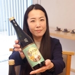 「黒松白鹿　ネコダスケ」をＰＲする田中美紗さん＝西宮市建石町