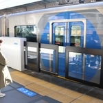 阪神電鉄尼崎駅に設置され、供用が始まったホームドア＝尼崎市東御園町