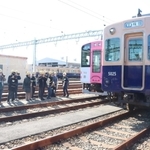 「青胴車」と呼ばれた５００１形の引退を記念した撮影イベント＝尼崎市北城内、尼崎車庫