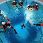 深さ７メートルの潜水プールで訓練に励む隊員たち＝西宮市津門大塚町、西宮消防署