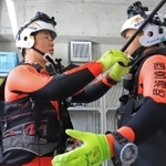 訓練とはいえ危険と隣り合わせ。装備を確認する隊員たちに緊張感が漂う＝西宮市津門大塚町、西宮消防署