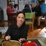 作家の石田香織さん（中央）らが提供する手作り料理「そらンチ」が利用者に好評の地域活動支援センター「そらにくも」＝西宮市市庭町