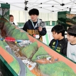 土石流を発生させ、治山ダムの有無で被害の違いを見ることができる模型＝猪名川町木津、楊津小学校