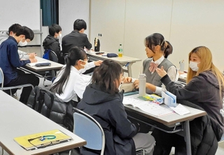関学大生らが小中生に勉強を教える無料学習塾＝宝塚市栄町２、市立男女共同参画センター
