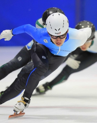 ショートトラックで頭角を現すシュゼット・ホールディングスの松林佑倭選手＝西宮市鳴尾浜１、ひょうご西宮アイスアリーナ（撮影・吉田敦史）