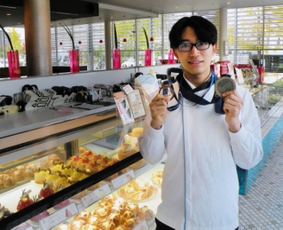 洋菓子ブランド「アンリ・シャルパンティエ」でパティシエとして働く松林佑倭選手（シュゼット・ホールディングス提供）