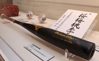 前回大会で準優勝した報徳学園堀柊那主将のバットなど＝西宮市甲子園町、甲子園歴史館