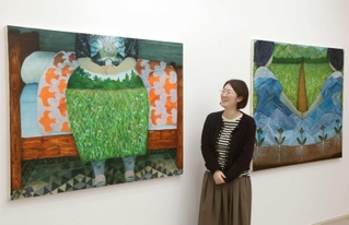 日常と非日常のイメージを組み合わせた作品を描く羽部ちひろさん＝尼崎市西長洲町２