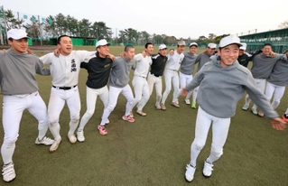 昨年秋から公式戦前の定番となった決起集会。メンバーとメンバー外の部員が一つになって応援歌を歌う＝３月１日、西宮市上大市５