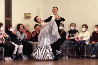 花道にと用意された場で、社交ダンスを披露する越木岩公民館長の西岡克美さん（中央右）と古平玲子さん（同左）＝西宮市樋之池町