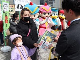 大阪府警と兵庫県警の２署が合同で行った防犯施策。マスコットキャラクターも顔をそろえた＝川西市栄町