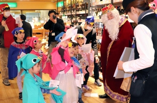 宝塚阪急でクイズに答える子どもら＝宝塚市栄町２