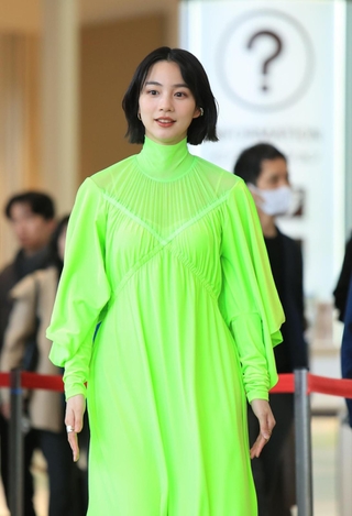 鮮やかな黄緑色の衣装で登場したのんさん＝西宮市高松町、阪急西宮ガーデンズ（撮影・吉田敦史）