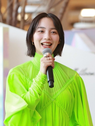 イメージキャラクターとして広告用の撮影などを振り返るのんさん＝西宮市高松町、阪急西宮ガーデンズ（撮影・吉田敦史）