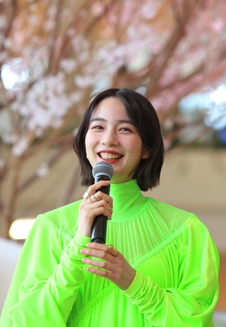 イメージキャラクターとして広告用の撮影などを振り返るのんさん＝西宮市高松町、阪急西宮ガーデンズ（撮影・吉田敦史）