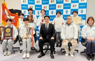 石井登志郎市長（前列中央）に全国大会出場を報告する「西宮浜シーガルズ」の選手ら＝西宮市役所