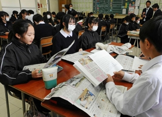 東日本大震災の被災地の中学生が作った新聞を読み深め、発表する生徒たち＝浜脇中学校