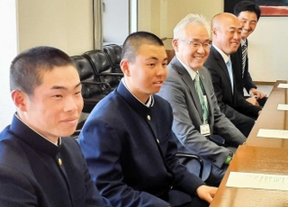 選抜高校野球大会出場を報告する報徳学園の（左から）福留希空、間木歩の両主将ら＝西宮市六湛寺町、西宮市役所