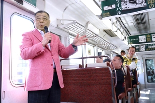 阪神沿線の思い出などを語る阪神タイガースの元選手掛布雅之さん（左）＝阪神電鉄の電車内