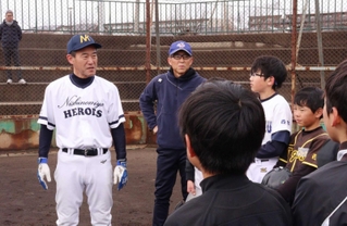 参加した小中学生らと体験会での練習を振り返る西宮甲山ヒーローズ総監督の野村努さん（左）＝西宮市枝川町、浜甲子園野球場