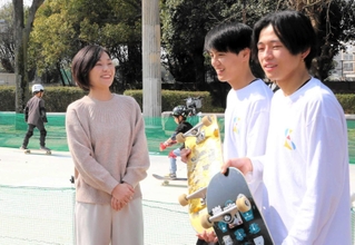 ＮＰＯ法人ＡＳＫのメンバーと体験会に参加した稲村和美前尼崎市長（左）＝尼崎市西長洲町１