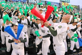 ８回裏に得点を重ねて、喜びを爆発させる報徳学園の応援団＝甲子園球場