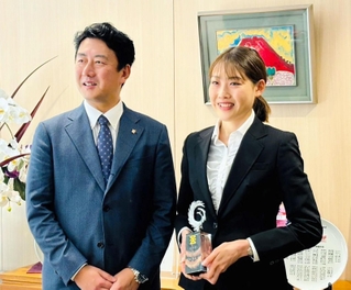松本真・尼崎市長（左）から第１号の「市民栄誉賞」を贈られた女子マラソンの前田穂南選手（提供）