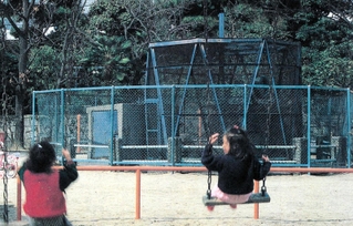 初代の「猿の檻」。村上春樹さんの作品に登場する公園のモデルとされる（１９８８年４月の「広報あしや」より）