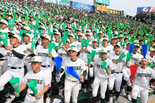 報徳ナインの逆転を信じて声をからす応援団＝甲子園球場（撮影・吉田敦史）