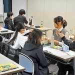 関学大生らが小中生に勉強を教える無料学習塾＝宝塚市栄町２、市立男女共同参画センター