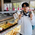 洋菓子ブランド「アンリ・シャルパンティエ」でパティシエとして働く松林佑倭選手（シュゼット・ホールディングス提供）