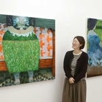 日常と非日常のイメージを組み合わせた作品を描く羽部ちひろさん＝尼崎市西長洲町２