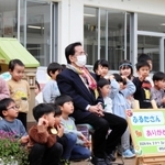 園庭で記念撮影する古田さんと園児ら＝伊丹市行基町１、中央保育所