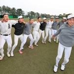 昨年秋から公式戦前の定番となった決起集会。メンバーとメンバー外の部員が一つになって応援歌を歌う＝３月１日、西宮市上大市５