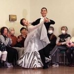 花道にと用意された場で、社交ダンスを披露する越木岩公民館長の西岡克美さん（中央右）と古平玲子さん（同左）＝西宮市樋之池町